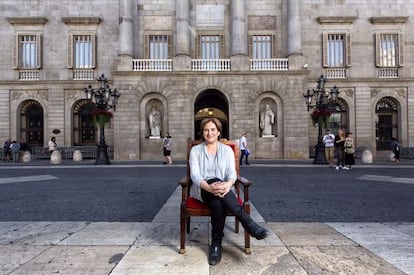 Ada Colau, davant de l&#039;Ajuntament de Barcleona. 