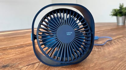 El ventilador USB Simpeak es ideal para espacios reducidos y para llevarlo en la mochila.