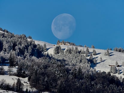 Entre el Sol y Neptuno hay unos cuatro millardos y medio de kilómetros. La senda planetaria de Vaduz (Planetenweg) los reduce a cinco abarcables kilómetros dispuestos de manera tal vez no cósmica, pero más o menos rectilínea. Entre la Tierra y Marte no hay sino un agradable paseo junto al Rin con vistas a los Alpes suizos. Y otra ventaja tiene esta senda planetaria frente a un auténtico viaje sideral: en el camino hay bancos y mesas para hacer pícnic y desde los que se puede admirar la belleza de nuestro planeta. En la imagen, vista de la Luna desde Vaduz. <br></br> Más información: tourismus.li