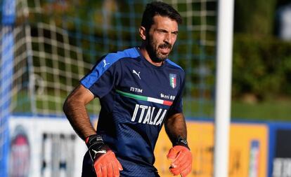 Buffon, en un entrenamiento de Italia.