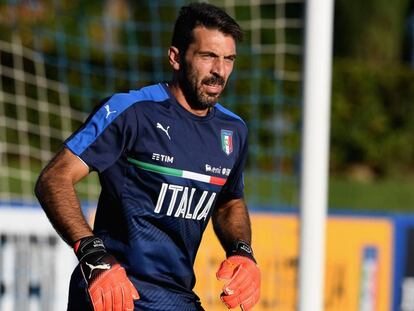 Buffon, en un entrenamiento de Italia.