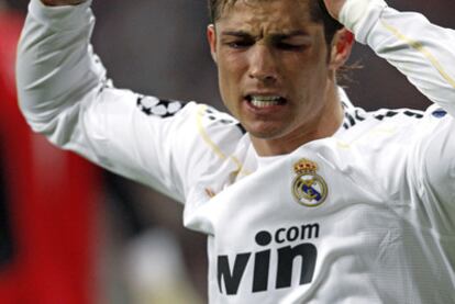 Cristiano Ronaldo, en la imagen de arriba, se lamenta tras fallar una ocasión.