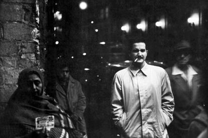 El escritor Carlos Fuentes en Mexico DF en 1957, en una imagen de Jesse A. Fernández incluida en su libro Retratos (Instituto de Cooperación Iberoamericana).