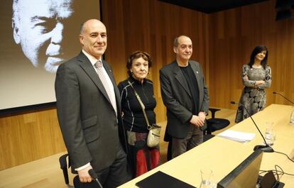 La viuda de Mikel Laboa, Marisol Bastida, esta mañana entre Goirizelaia (izquierda) y Garitano.