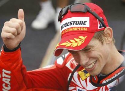 Casey Stoner celebra su título mundial de MotoGP.