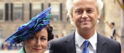 El derechista Geert Wilder con su mujer en el día del Príncipe en La Haya.