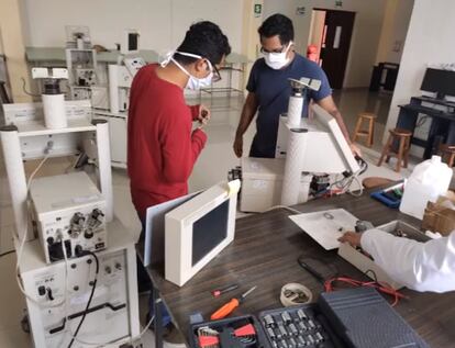 Estudiantes de Mecatrónica de la Universidad Nacional de Trujillo reparan ventiladores mecánicos.