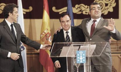 Feijóo con los alcaldes de Cesuras y Oza el día en que anunció la fusión en 2012.