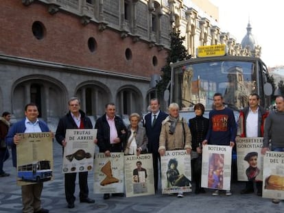 Varios de los agraciados con las láminas de la exposición 'De Bilbao de toda la vida.