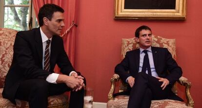 Pedro S&aacute;nchez, junto al primer ministro franc&eacute;s, Manuel Valls, en la embajada francesa en Madrid.