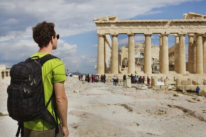 Un mochilero mira el Partenón de Atenas, en Grecia.