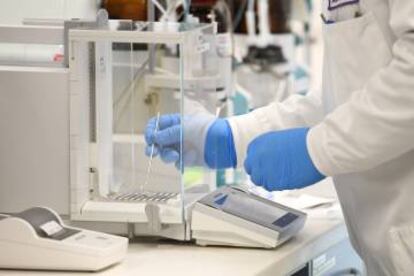 Un químico trabajando en los laboratorios de Astrazeneca, en la inversión para conseguir una vacuna contra el Covid-19.