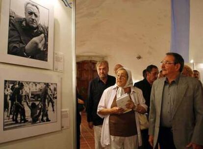 Raúl Castro recorre junto a Hebe de Bonafini, madre de la Plaza de Mayo, una exposición en La Habana.