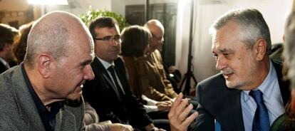El secretario general del PSOE andaluz, José Antonio Griñán, conversa con el expresidente Manuel Chaves.