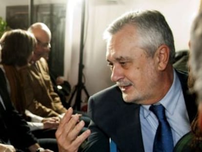 El secretario general del PSOE andaluz, Jos&eacute; Antonio Gri&ntilde;&aacute;n, conversa con el expresidente Manuel Chaves. 