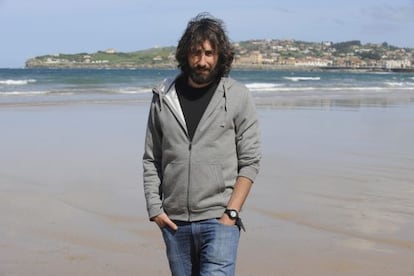 Photojournalist Manu Brabo, pictured on the San Lorenzo beach in Gij&oacute;n. 