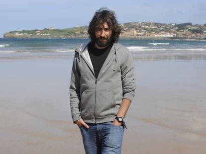 Photojournalist Manu Brabo, pictured on the San Lorenzo beach in Gij&oacute;n. 
