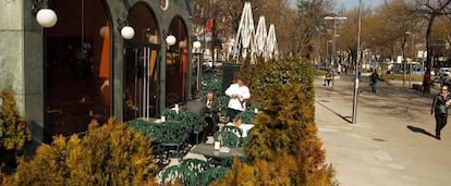 Terraza del Caf&eacute; Gij&oacute;n en el paseo de Recoletos.