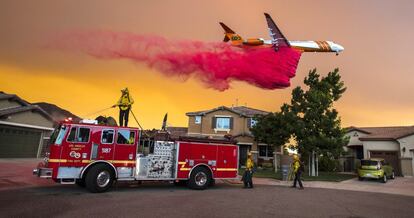 Los bomberos intentan apagar el incendio forestal, bautizado como Holy Fire, tanto por tierra como por aire, el 8 de agosto de 2018. Las llamas comenzaron en el Bosque Nacional de Cleveland y se ordenaron las evacuaciones en las áreas cercanas, según la Autoridad de Bomberos del condado de Orange. Forrest Clark, de 51 años, fue detenido como principal sospechoso de provocar el fuego que arrasó más de 6.200 hectáreas.