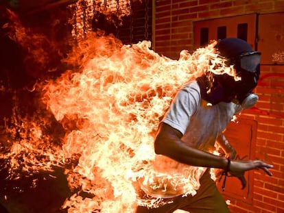 Un manifestant en flames durant una protesta a Veneçuela.