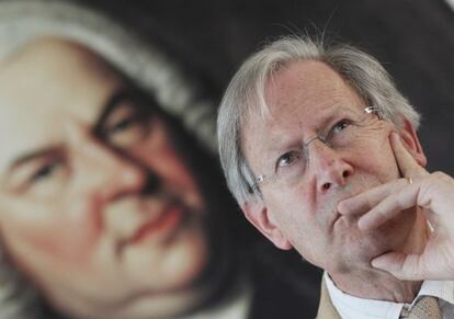 El m&uacute;sico John Eliot Gardiner, delante de un retrato de Bach.