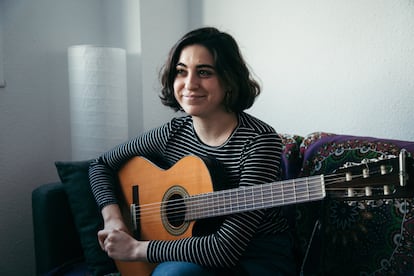 Retrato de María de la Flor junto a su guitarra