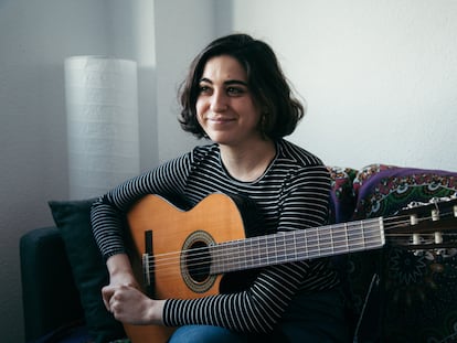 Retrato de María de la Flor junto a su guitarra