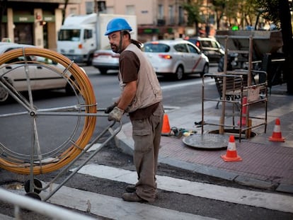 Un operario trabaja en el despliegue de fibra óptica en una calle de Madrid.