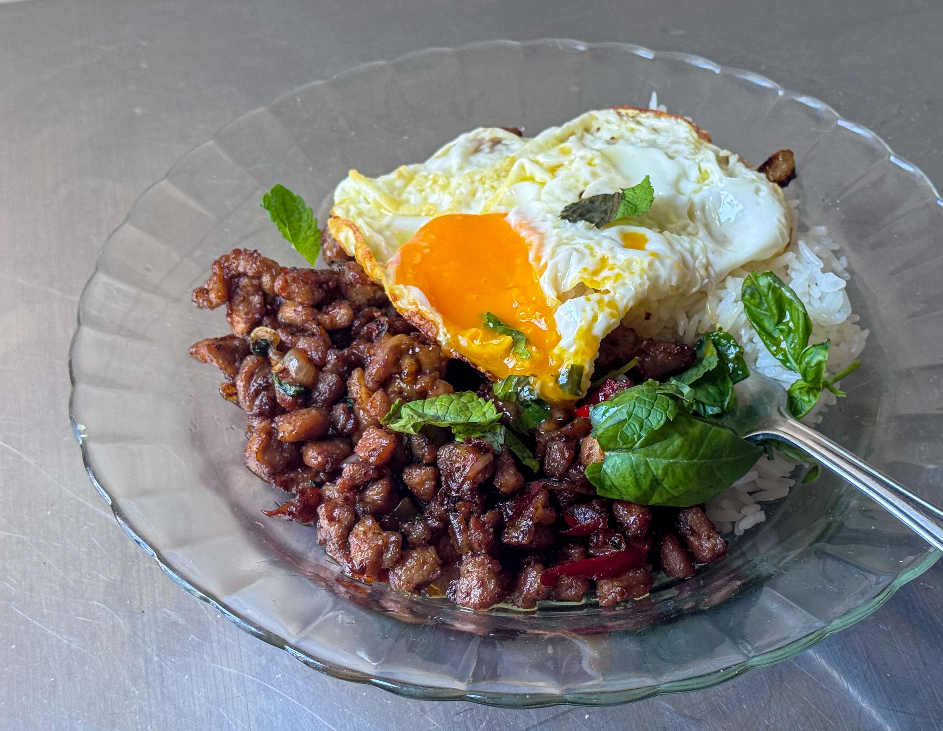 ‘Pad kra pao’, un plato icónico de las calles de Tailandia