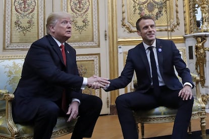 Donald Trump, que está en París para participar este domingo en la conmemoración del centenario del final de la Primera Guerra Mundial, llegó al Palacio del Elíseo con semblante crispado. En la imagen, Macron esboza una sonrisa y ambos se estrechan la mano ante los medios de comunicación.