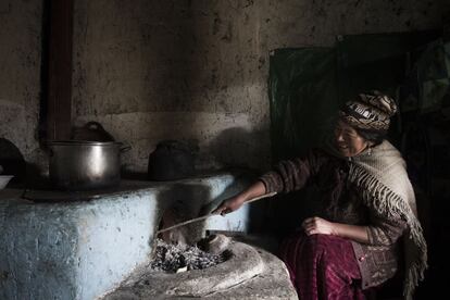 Mujer cocinando en una cocina modificada para la extracción de humos.