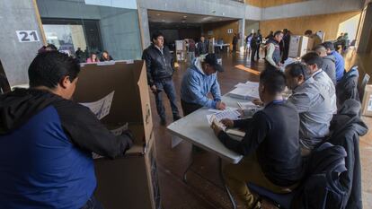 Varios ecuatorianos esperan para ejercer su derecho al voto, durante la jornada electoral en la Región de Murcia donde están llamados a votar 29.510 ciudadanos.