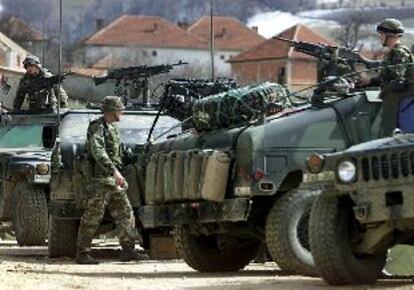 Tropas estadounidenses de la Kfor, ayer en la aldea kosovar de Debelde, junto a la frontera macedonia.