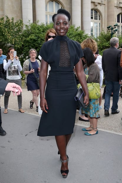 De nuevo las actrices se convierten en protagonistas de la semana de alta costura de París. En la imagen Lupita Nyong'o antes del desfile de Maison Margiela.