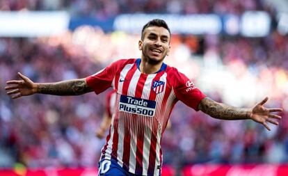 Correa celebra su gol, que le dio el triunfo al Atlético ante el Betis