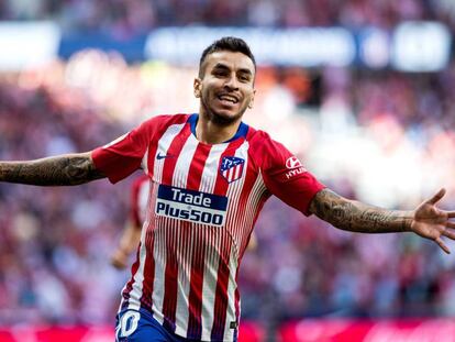 Correa celebra su gol, que le dio el triunfo al Atlético ante el Betis