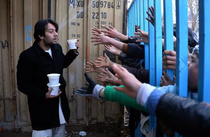 Hombres y niños afganos piden comida en un centro benéfico en la ciudad de Mazar-i-Sharif (Afganistán).