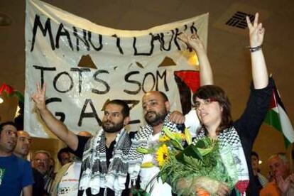 Los activistas David Segarra, Manuel Tapial y Laura Arau a su llegada al aeropuerto de El Prat