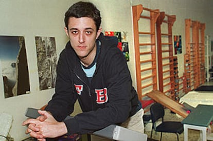 Eduardo Madina, en el gimnasio de rehabilitación tras el atentado que sufrió a los 26 años. 