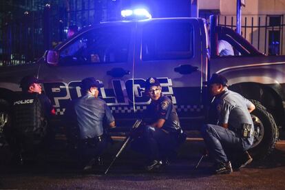 Un portavoz del Ejército filipino ha asegurado poco después que la policía ya controla la situación en el complejo hotelero, según Reuters, y que el Ejército está supervisando las operaciones. En la imagen, varios policías filipinos toman posiciones en los alrededores del hotel Resort World Manila.