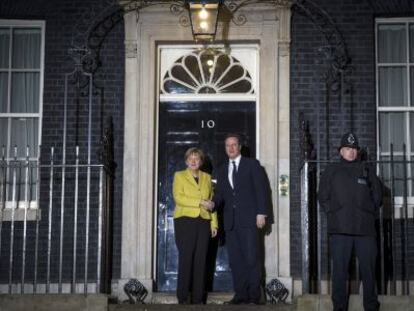 Angela Merkel y David Cameron posan ayer en la puerta del domicilio del primer ministro brit&aacute;nico en el n&uacute;mero 10 de Downing Street, en Londres. 