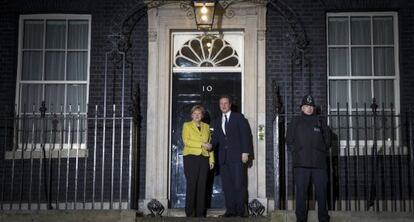 Angela Merkel y David Cameron posan ayer en la puerta del domicilio del primer ministro brit&aacute;nico en el n&uacute;mero 10 de Downing Street, en Londres. 