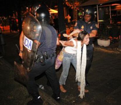 Una detenida tras la carga ante Interior.