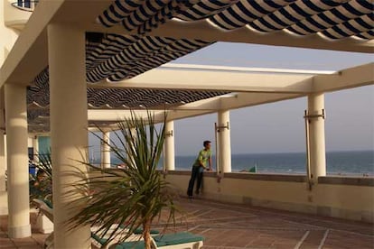 Terraza con vistas al mar en el hotel Playa Victoria de Cádiz.