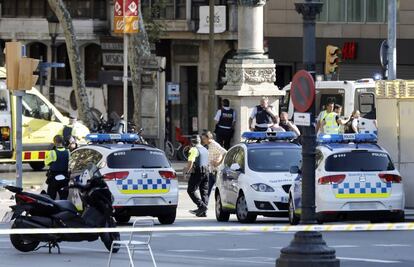 Agentes de policía acordonando el lugar del atropello en Las Ramblas de Barcelona, en el centro turístico de la ciudad catalana, frecuentada a diario por miles de turistas.