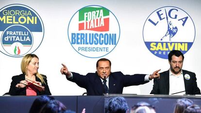 El líder de Forza Italia, Silvio Berlusconi, junto a Giorgia Meloni de Fratelli d´Italia y Matteo Salvini de La Liga Norte, durante un mitin en Roma el pasado 1 de marzo.