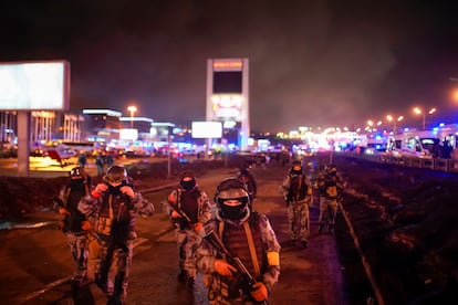 Militares rusos aseguran una zona tras el tiroteo producido en el Crocus City Hall en el extremo occidental de Moscú. 