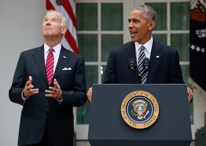 Barack Obama, junto al entonces vicepresidente, Joe Biden, en una imagen del 9 de noviembre de 2016, en el exterior de la Casa Blanca.