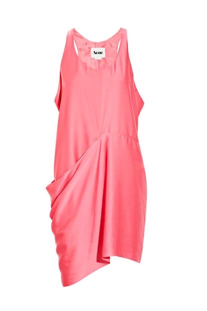 Vestido satinado en color rosa chicle de Acne. Precio: 220 euros