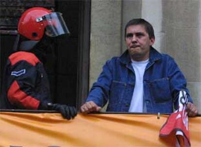 El portavoz de Batasuna, Arnaldo Otegi, en la terraza de la sede que tiene la formación en el paseo del Arenal de Bilbao, antes de ser desalojado.